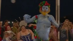 드래그 아티스트들이 그리스 신화 속 신 디오니소스를 묘사한 장면