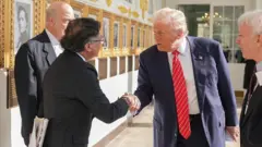 Gustavo Petro cumprimenta Donald Trump, durante sua visita à Casa Branca, em fevereiro de 2026