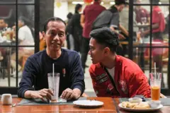 Presiden Joko Widodo (kiri) berbincang dengan Ketua Umum Partai Solidaritas Indonesia (PSI) Kaesang Pangarep (kanan) saat melakukan pertemuan di kawasan Jalan Braga, Bandung, Jawa Barat, Sabtu (3/1/2024).
