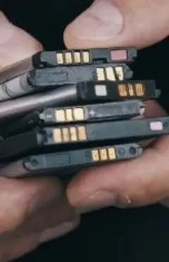 Uma mão segurando baterias de celular