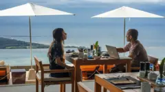 Casal em restaurante com vista para o mar na Costa Rica.