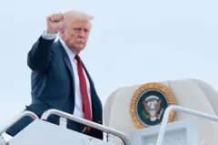 O presidente dos EUA, Donald Trump, desembarca do Air Force One