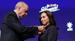 Cumhurbaşkanı Erdoğan, 13 Eylül'de AKP'ye katılan eski CHP'li Beykoz Belediye Başkan Vekili Özlem Vural Gürzel'e parti rozeti takıyor. 