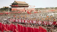 “文革”期间的中国国庆日，大批民众在在天安门城楼前聚集庆祝。