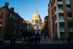 Imagem da rua que se vê ao fundo a Catedral de Saint Paul