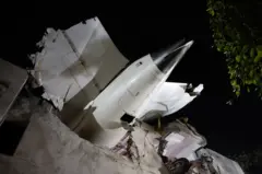 صورة مسائية تظهر حطام ذيل الطائرة 