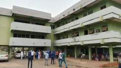 Àwòrán ọ́fíìsì ìjọba ìbílẹ̀, àwọn òṣìṣẹ́ wà nísàlẹ̀