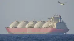 Sebuah kapal sedang menuju Selat Hormuz setelah gencatan senjata sementara selama dua minggu yang disepakati antara Amerika Serikat dan Iran dengan syarat agar selat tersebut dibuka kembali, terekam di Oman pada 8 April 2026.