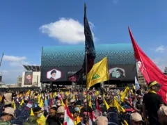 هواداران حزب‌الله در مراسم سالگرد کشته‌شدن حسن نصرالله، دبیرکل حزب‌الله، که در حمله اسرائیل کشته شد