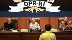 Wakil Ketua DPR Sufmi Dasco Ahmad (tengah), Saan Mustopa (kiri), dan Cucun Ahmad Syamsurijal (kanan) saat bertemu dengan sejumlah elemen mahasiswa di Kompleks Parlemen, Senayan, Jakarta, Rabu (03/09).