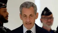 Mantan presiden Prancis Nicolas Sarkozy dijatuhi hukuman lima tahun penjara.