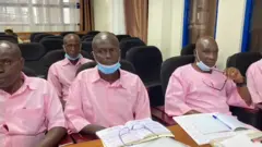 General Leopold Mujyambere (i buryo)  aregwa hamwe n'abandi batanu
