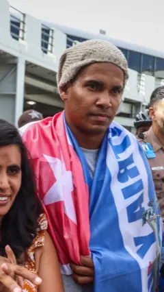 Hombre envuelto con bandera cubana