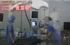 수술실에 있는 의료인 2명