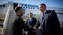 Зеленський тисне руку Залужному у Великій Британії