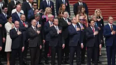 Membros da delegação dos EUA e CEOs de vários setores se apresentam antes de uma cerimônia de boas-vindas ao presidente dos EUA, Donald Trump, em frente ao Grande Salão do Povo, em 14 de maio de 2026, em Pequim, China.