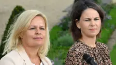 آنالنا بربوک، وزیر امور خارجه از حزب سبزها و نانسی فزر، وزیر کشور