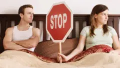 Жінка відмовляє чоловіку в сексі
