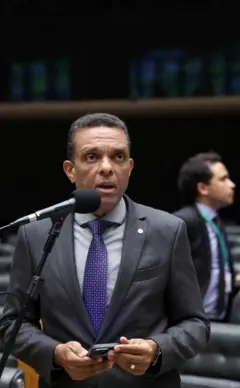 Otoni de Paula falando na Câmara dos Deputados
