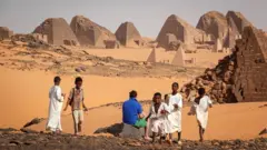 Des enfants jouent dans le desert