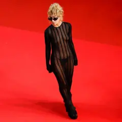 Nadia Lee Cohen no tapete vermelho