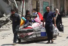 فلسطينيون يحملون أمتعتهم أثناء فرارهم من منازلهم بعد أن أصدر الجيش الإسرائيلي أوامر الإخلاء، في جباليا، شمال قطاع غزة.