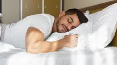 رجل ينام مطمئناً في فراشه