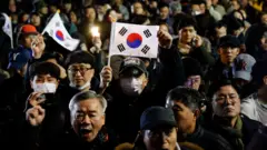 韓國首爾國會大樓外反對軍法統治群眾揮舞國旗（4/12/2024）