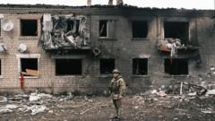 Um soldado ucraniano inspecionando um edifício destruído em Vovchansk