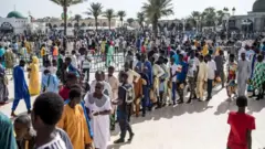 Wasu mutane da ke halartar maulidin