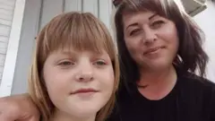  نستیا (چپ) با مادرش اولگا