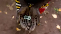 అమ్మాయిల జననేంద్రియ భాగాల్ని కోసేందుకు ఉపయోగించిన బ్లేడ్