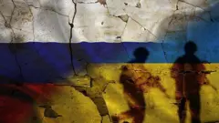 солдати на тлі українського та російського прапорів