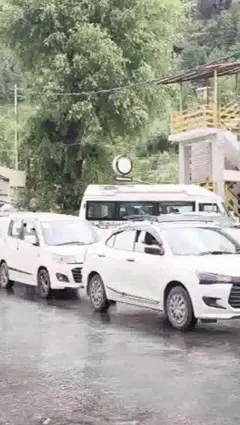 हिमाचल प्रदेश में कारों की लंबी कतार