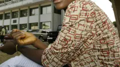 A na-enyocha otu onye uweojii a na-ebo ebubo idina nwatakịrị a nwụchiri n'ụlọọrụ ha