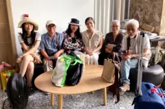 Nhóm các văn nghệ sĩ tới thăm nhà văn Nguyên Ngọc hôm 19/4/2026