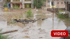 சிர்மொர் பகுதியில் பயங்கர நிலச்சரிவு ஏற்பட்டது.