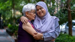 Birbirine sarılan kadınlar