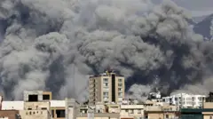 Fumaça entre prédios em Teerã