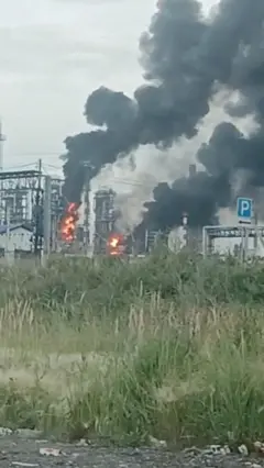 Последствия атаки дронов на НПЗ в Омске.