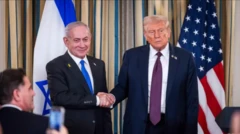 O presidente dos EUA, Donald Trump (direita), cumprimenta o primeiro-ministro israelense Benjamin Netanyahu (esquerda) diante de suas respectivas bandeiras nacionais na Casa Branca em 29 de setembro de 2025.