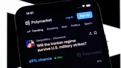 Uma tela da Polymarket exibe uma foto do aiatolá Ali Khamenei ao lado da pergunta: “O regime iraniano sobreviverá aos ataques militares dos EUA?”. A tela mostra “69% de chance” e uma seta verde apontando para cima com a indicação de “15%”