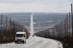 Estrada coberta por redes antidrones na região de Kharkiv, Ucrânia, em 12/12/2025