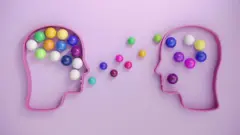 Duas silhuetas em forma de cabeça com bolinhas saindo delas