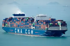 Un carguero cargado de contenedores navega cerca de la isla de Lantau el 5 de marzo de 2026, en Hong Kong, China.