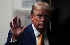 Donald Trump al salir de la audiencia