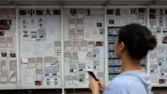 2017年9月20日，一名學生走過香港中文大學校園內的「民主牆」。
