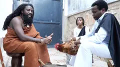 Rutangarwamaboko (ibumoso) mu gitambo cyo guterekera 
