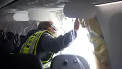 Pintu darurat pesawat Alaska Airlines copot saat sedang terbang pekan lalu.