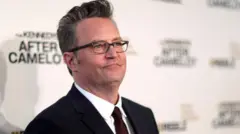 ሞቱ ንዓለም ዘሰንበደ ማቲው ፔሪ ብ4 ሕዳር 2023 ኣብ መካነ መቓብር ሎስ ኣንጀለስ ተቐቢሩ